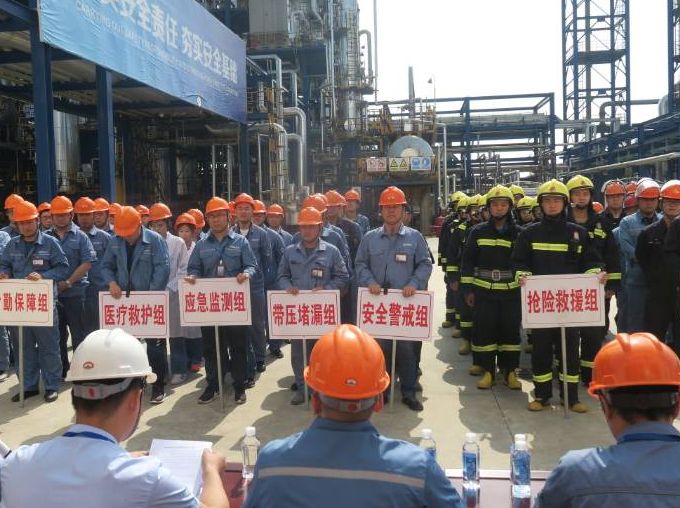 威特化工聯(lián)合勝坨鎮(zhèn)消防站進行烷基化車間v-303儲罐泄漏事故堵漏應(yīng)急救援演練
