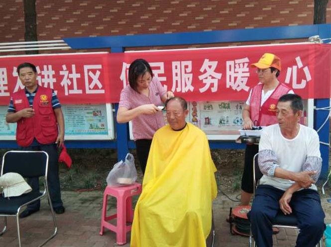 義務(wù)理發(fā)進社區(qū)  便民服務(wù)暖人心
