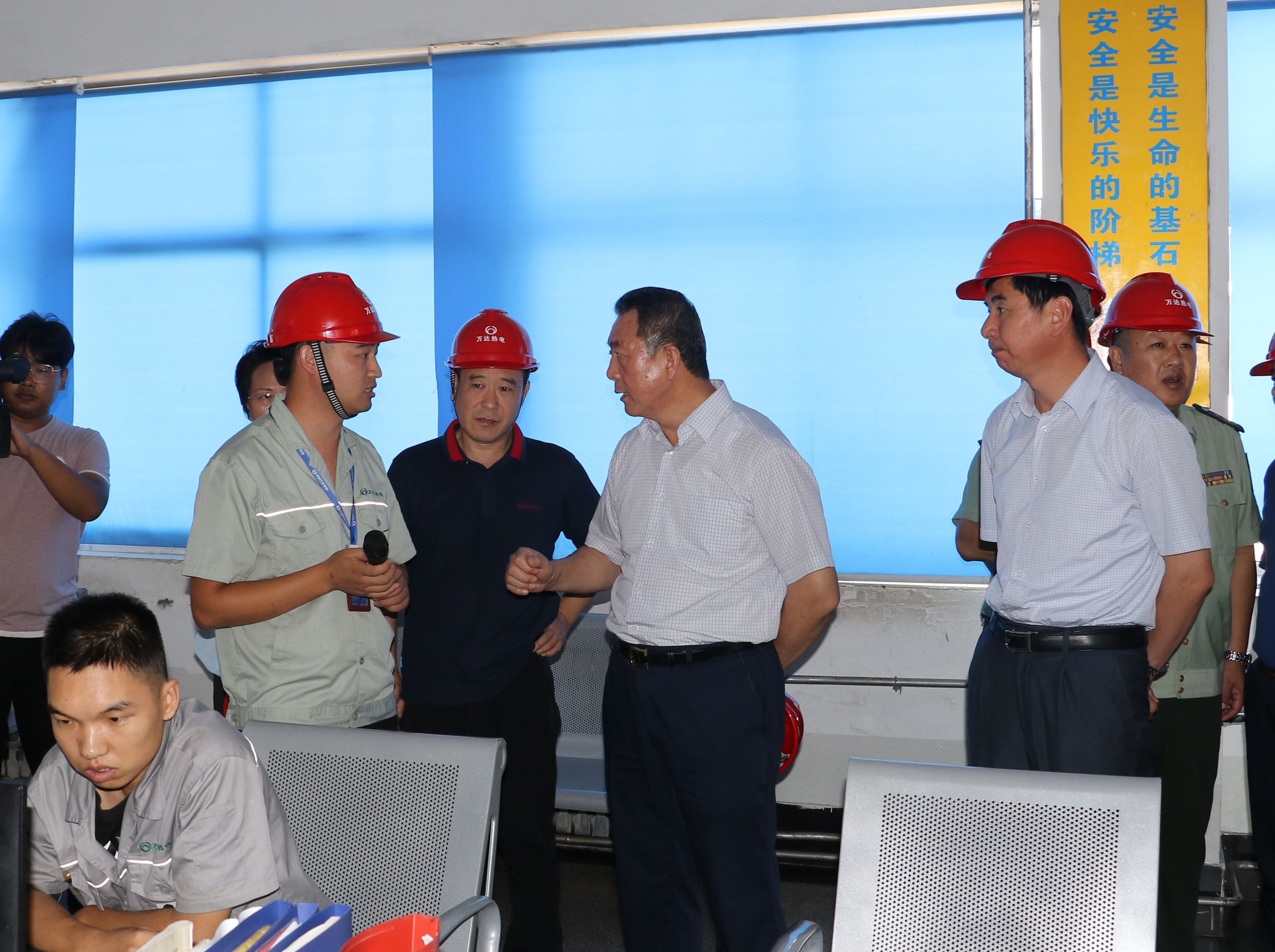 市委常委、統(tǒng)戰(zhàn)部部長聶建軍等一行蒞臨萬達熱電公司督導(dǎo)安全生產(chǎn)工作