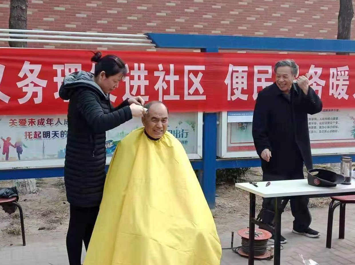 “義務(wù)理發(fā)進(jìn)社區(qū) 便民服務(wù)暖人心”萬達(dá)物業(yè)組織義務(wù)理發(fā)志愿活動(dòng)