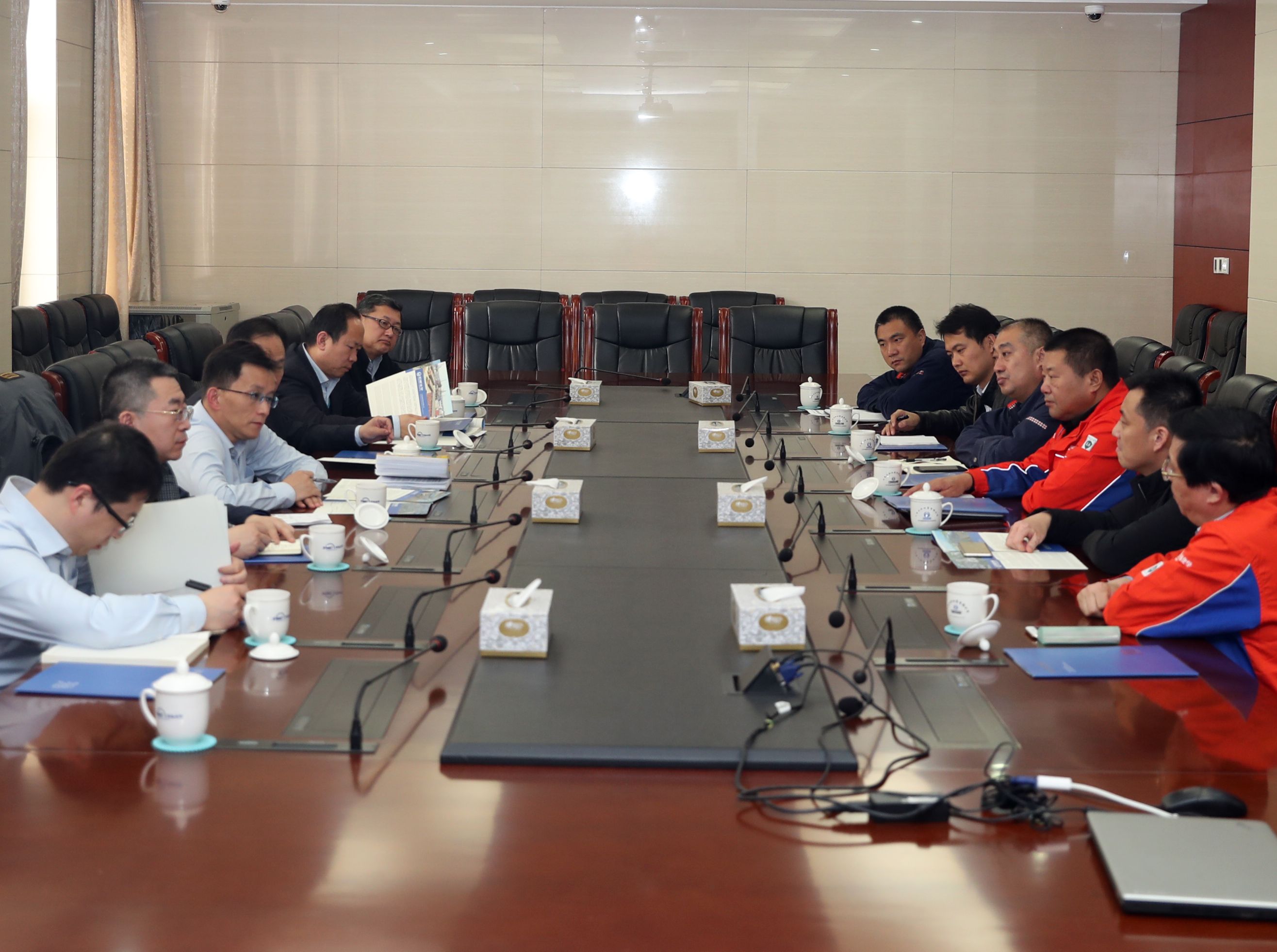 浦發(fā)銀行總行授信管理部審批經(jīng)理秦立群，省行授信管理部審批經(jīng)理于相忠、李志強(qiáng)一行6人蒞臨萬達(dá)石化做煉化行業(yè)調(diào)研